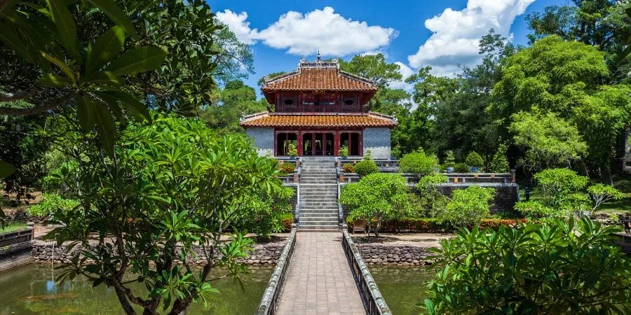 10 Ngày Khám Phá Việt Nam: Lịch Trình Hoàn Hảo Dành Cho Người Mới