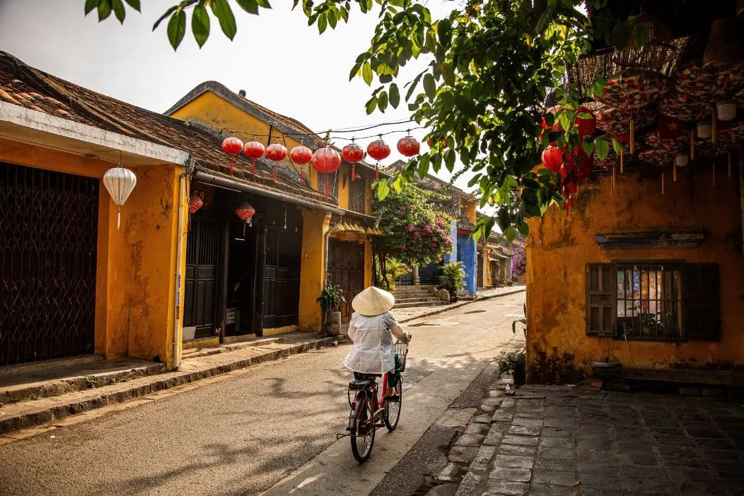 10 Ngày Khám Phá Việt Nam: Lịch Trình Hoàn Hảo Dành Cho Người Mới