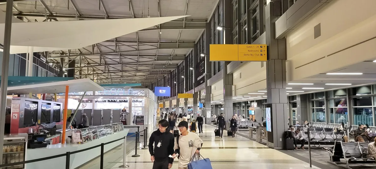 Bị Đuổi Khỏi Máy Bay Mỹ: Một Chuyến Bay Kỳ Lạ