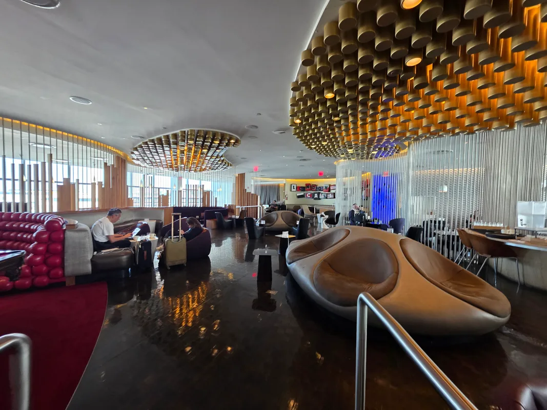 Bí Mật Sau Phí Vệ Sinh Tại Lounge Sân Bay: Nghe Có Thấy Kỳ Quặc Không?