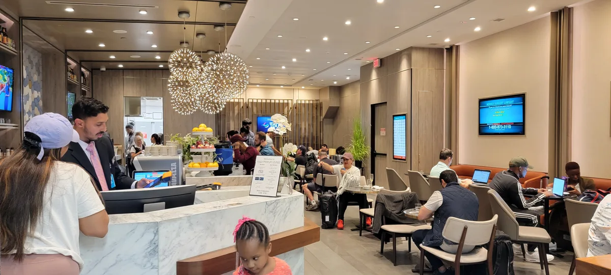 Bí Mật Sau Phí Vệ Sinh Tại Lounge Sân Bay: Nghe Có Thấy Kỳ Quặc Không?