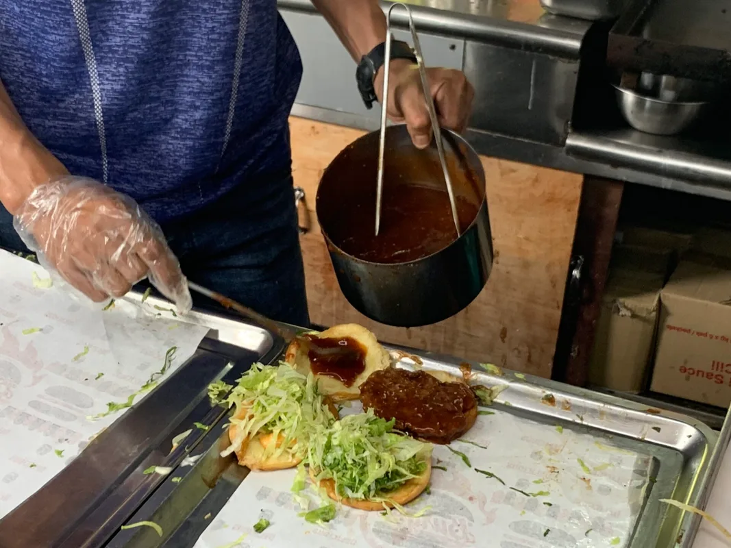 Bùng Nổ Vị Giác Tại Dhon Burger: Bánh Burger Thịt Bò Ngon Quên Lối Về