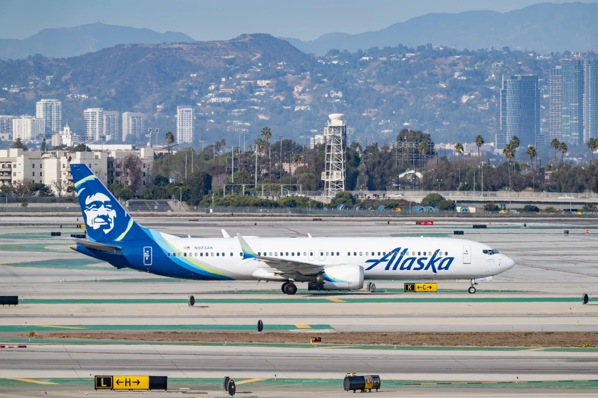 Cầm Thẻ Atmos Rewards Ascent Visa Signature, Bay Gọn Nhẹ Với Alaska và Hawaiian Airlines