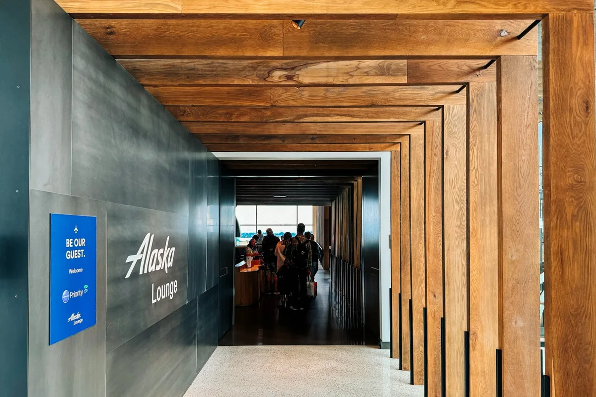 Cầm Thẻ Atmos Rewards Ascent Visa Signature, Bay Gọn Nhẹ Với Alaska và Hawaiian Airlines
