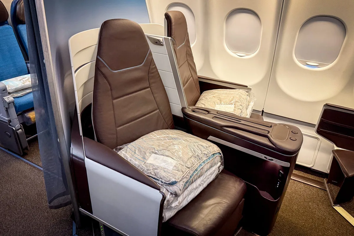 Cầm Thẻ Atmos Rewards Ascent Visa Signature, Bay Gọn Nhẹ Với Alaska và Hawaiian Airlines