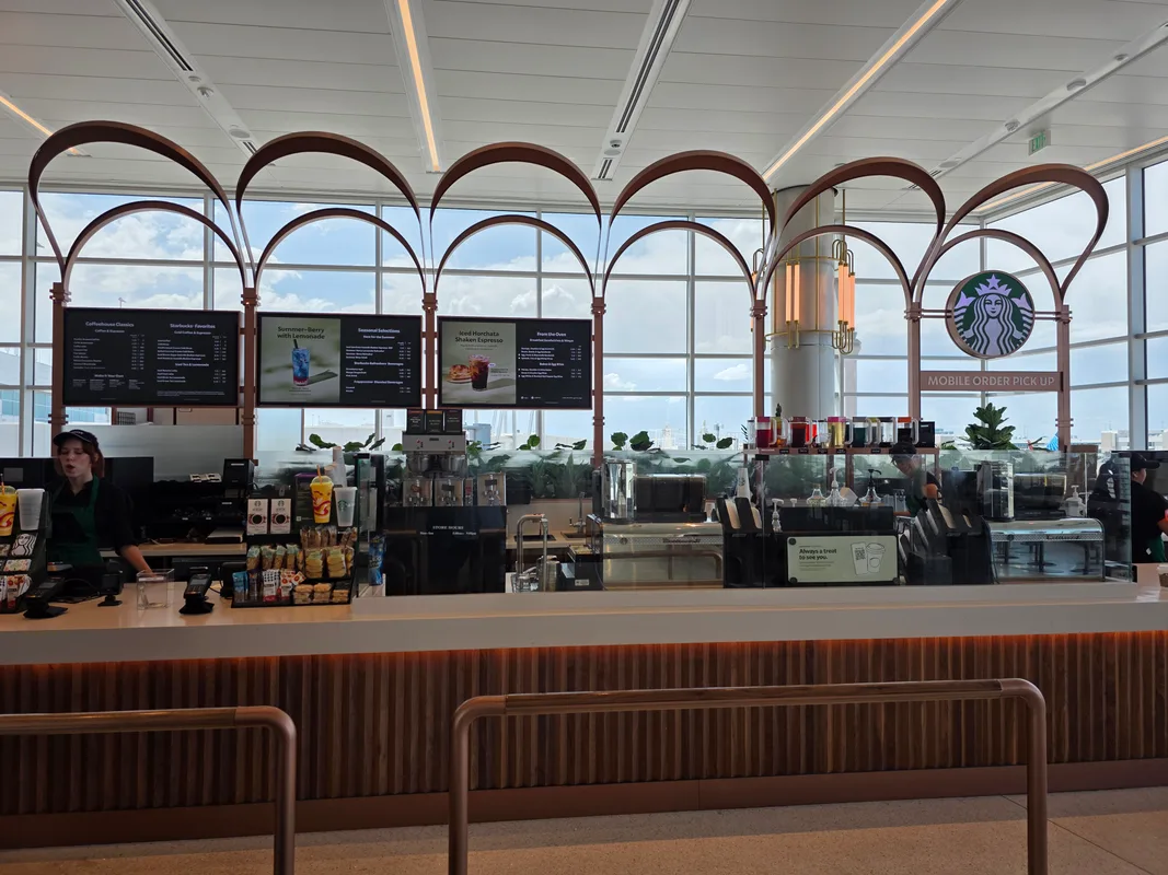Câu Chuyện Hài Hước Tại Cổng Chờ: Phi Công Bị Kẹt Xếp Hàng Starbucks