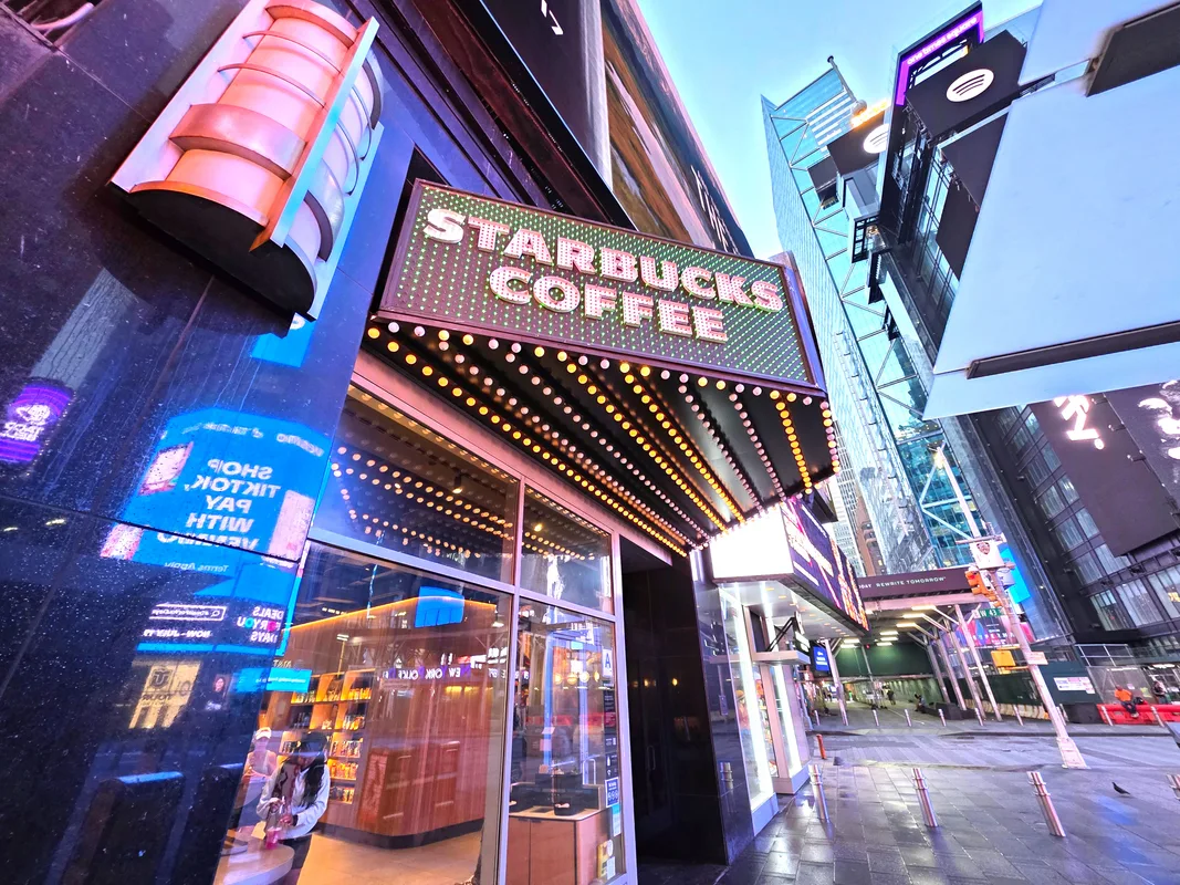 Câu Chuyện Hài Hước Tại Cổng Chờ: Phi Công Bị Kẹt Xếp Hàng Starbucks