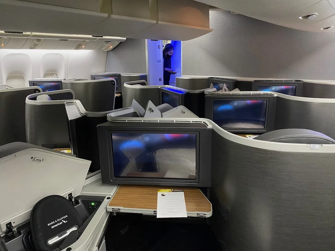 CEO American Airlines Cùng Du Lịch Paris: Một Chuyến Bay Đầy Tâm Tư