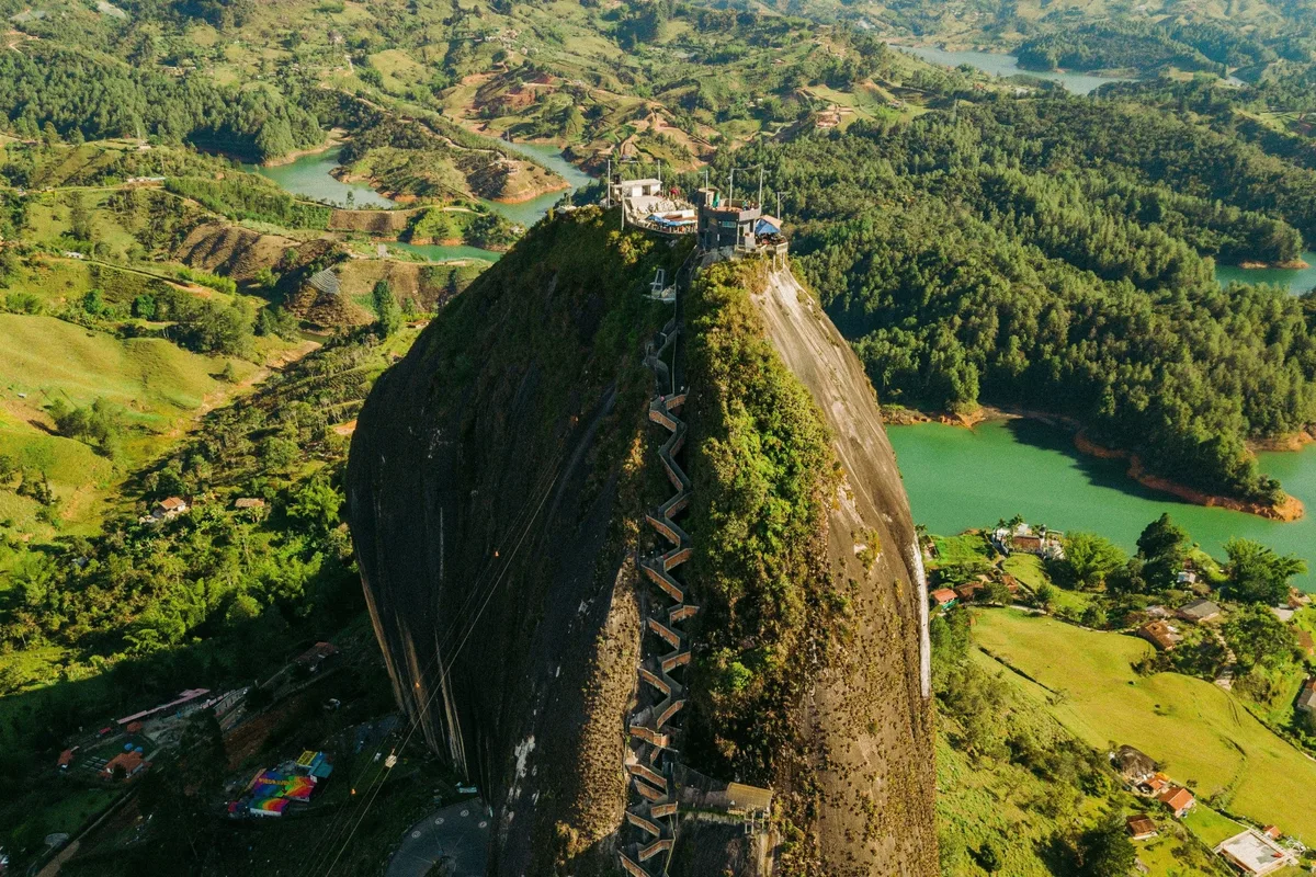 Chạy Lưng Chừng Núi Từ Bogotá Đến Medellín