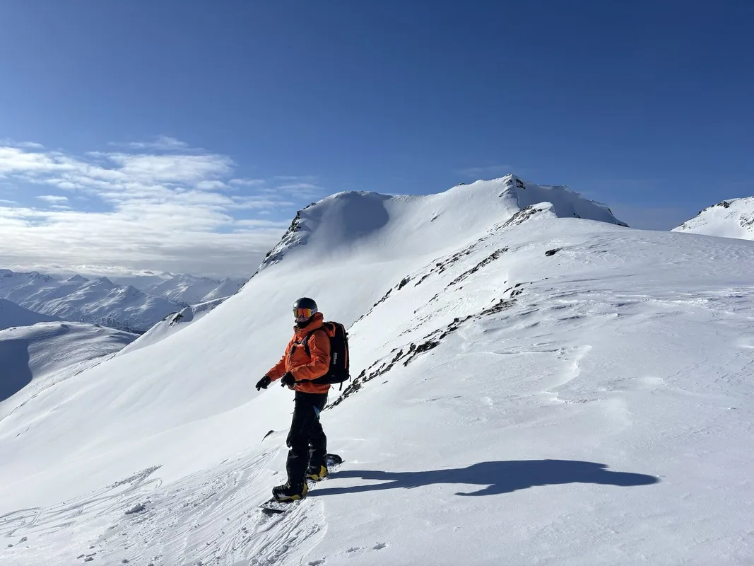 Chạy Theo Giấc Mơ Núi Lớn và Tương Lai Snowboarding ở Alaska