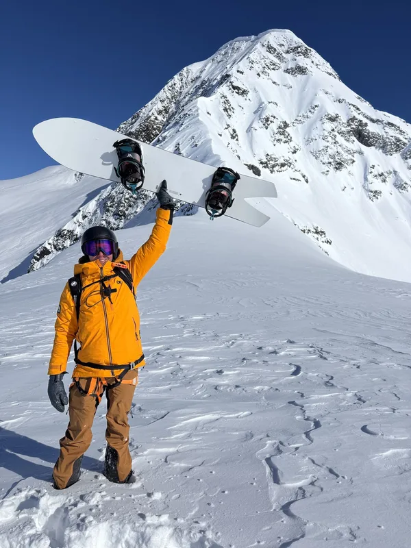 Chạy Theo Giấc Mơ Núi Lớn và Tương Lai Snowboarding ở Alaska