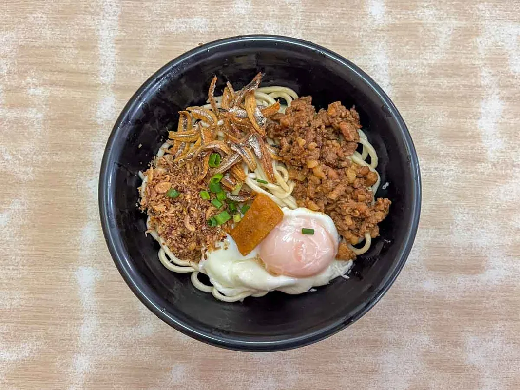 Chilli Pan Mee: Khám Phá Món Ban Mì Cay Ngon Nhất Tại Singapore