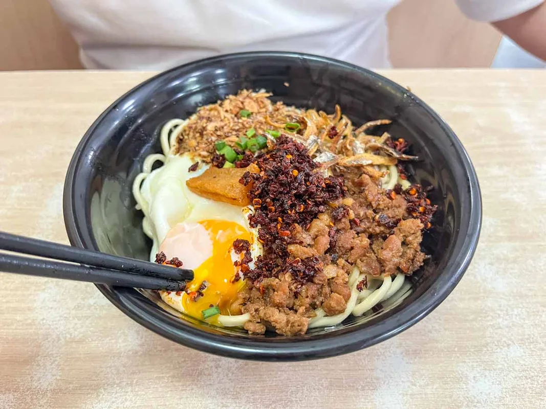 Chilli Pan Mee: Khám Phá Món Ban Mì Cay Ngon Nhất Tại Singapore