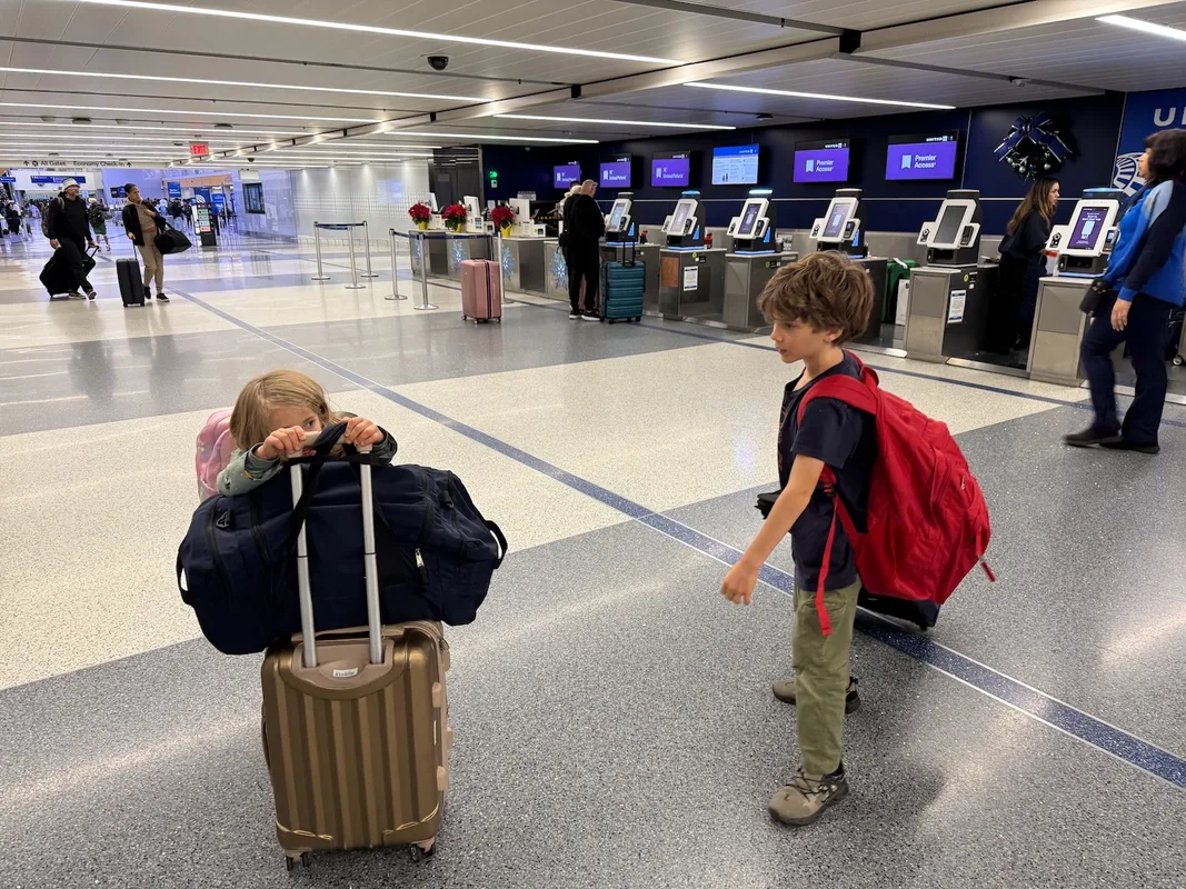 Chuyến Bay Đêm Cùng United Airlines: Từ Los Angeles Đến Chicago và Khoảnh Khắc Hallelujah