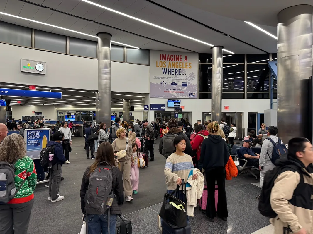 Chuyến Bay Đêm Cùng United Airlines: Từ Los Angeles Đến Chicago và Khoảnh Khắc Hallelujah