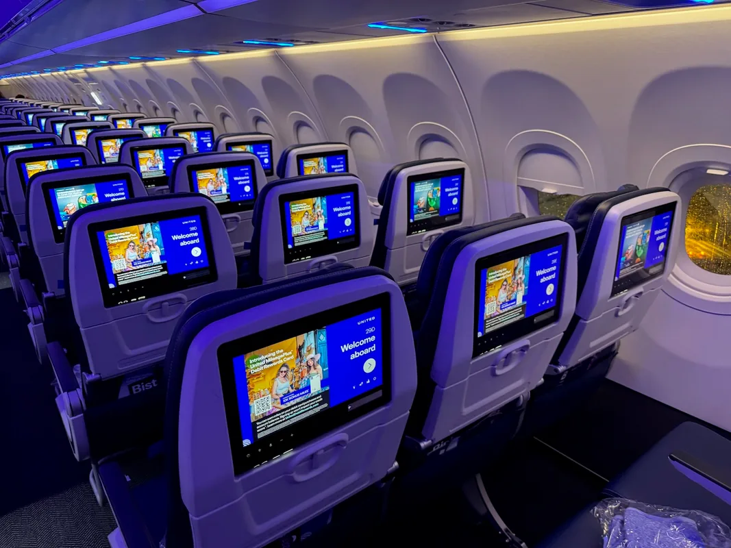 Chuyến Bay Đêm Cùng United Airlines: Từ Los Angeles Đến Chicago và Khoảnh Khắc Hallelujah