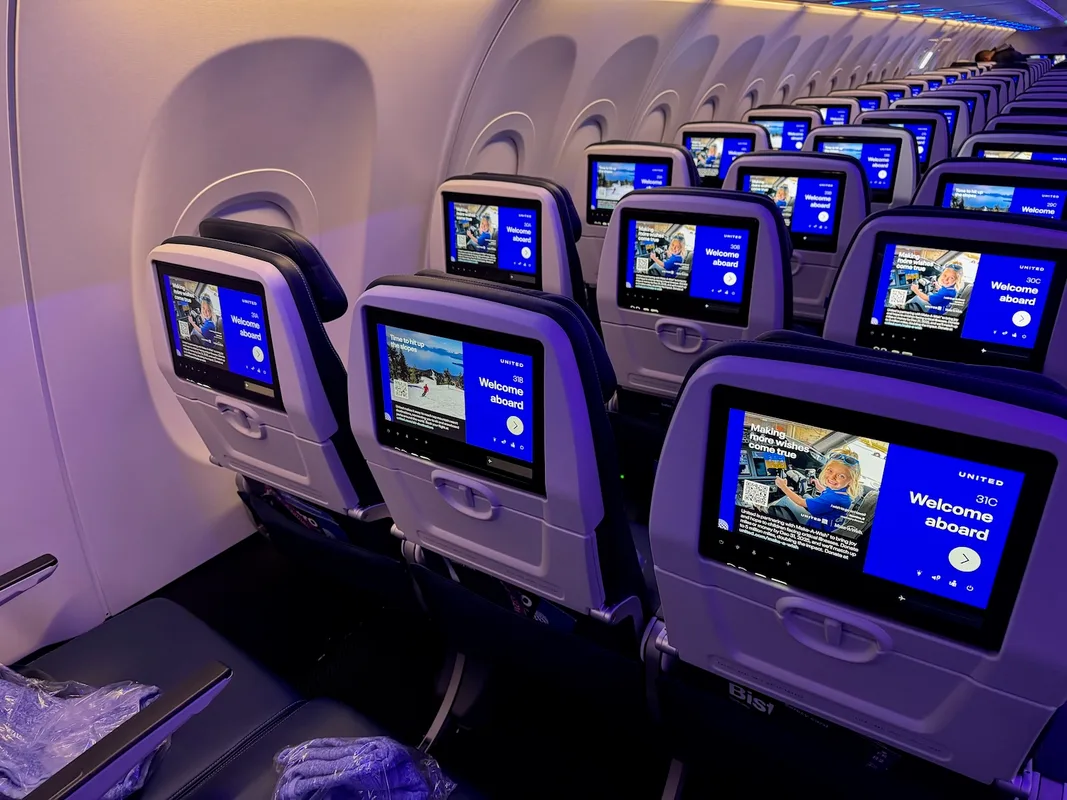 Chuyến Bay Đêm Cùng United Airlines: Từ Los Angeles Đến Chicago và Khoảnh Khắc Hallelujah