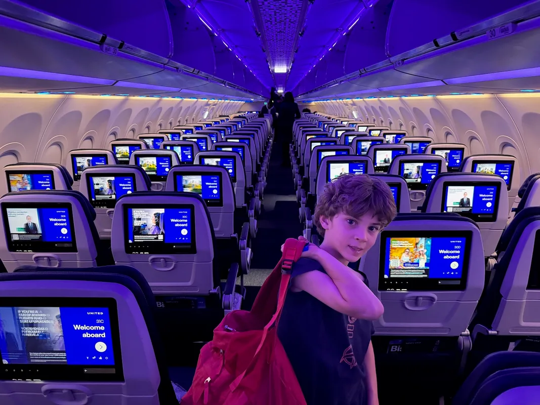 Chuyến Bay Đêm Cùng United Airlines: Từ Los Angeles Đến Chicago và Khoảnh Khắc Hallelujah