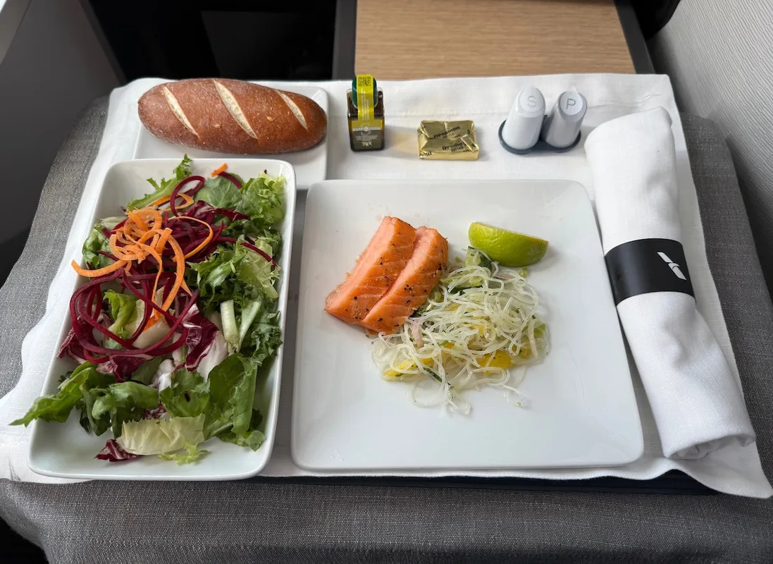 Chuyện Kỳ Lạ: Tiếp Viên Hàng Không American Airlines Yêu Cầu Tăng Lương Trên Chặng Bay London