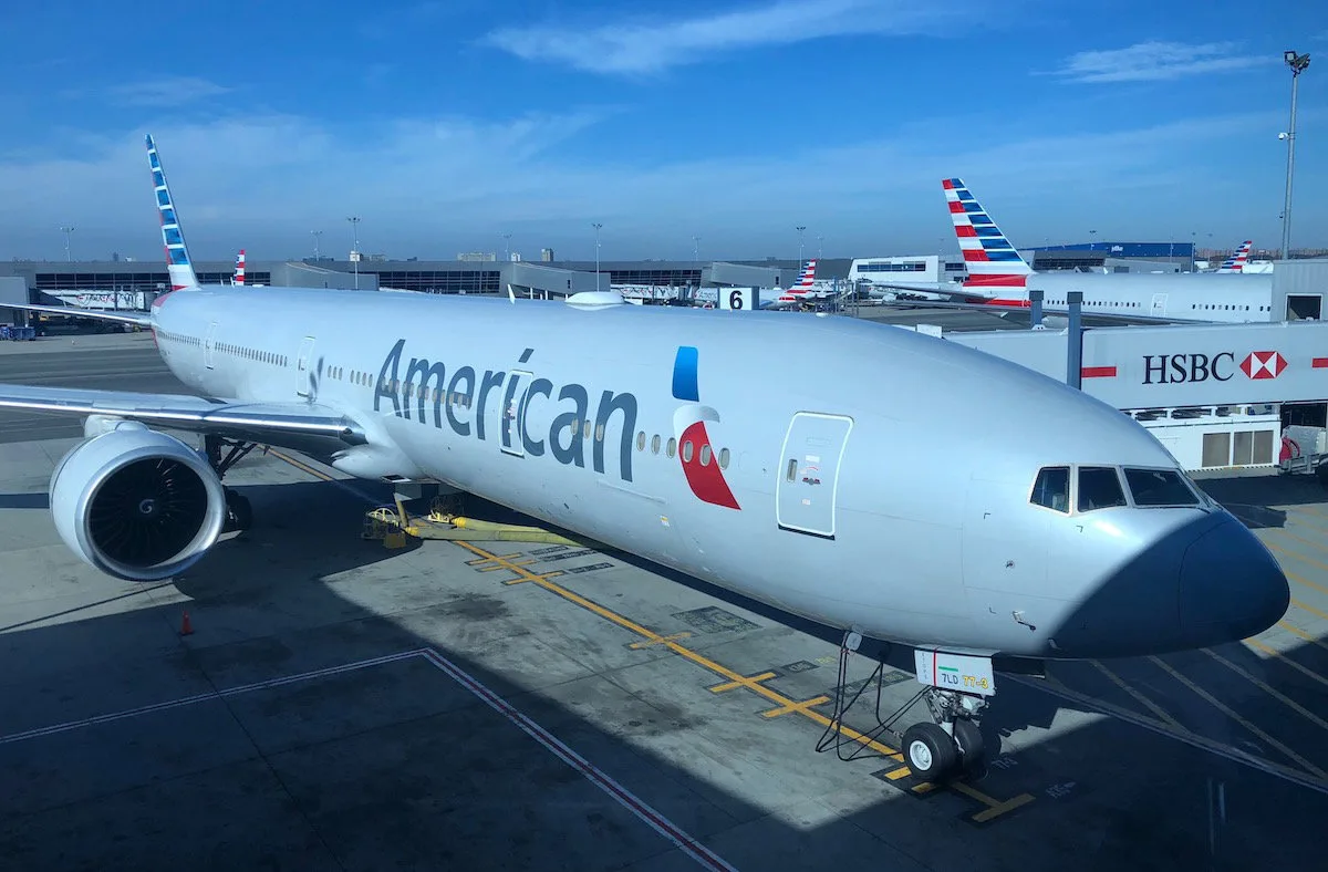 Chuyện Kỳ Lạ: Tiếp Viên Hàng Không American Airlines Yêu Cầu Tăng Lương Trên Chặng Bay London