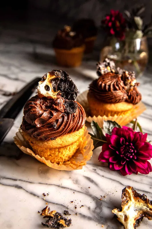 Cupcake Vani Đích Thực Với Topping Kẹo Dẻo Nướng