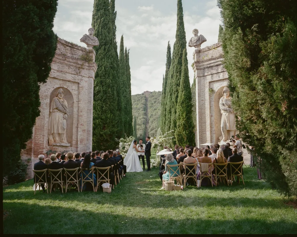 Đám Cưới Vùng Tuscany Giữa Những Cây Bách và Bức Phù Điêu