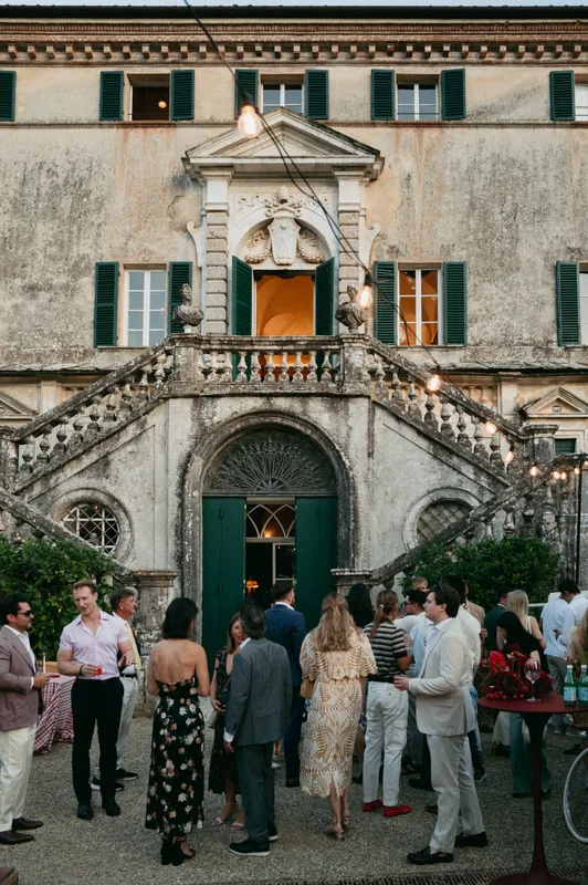 Đám Cưới Vùng Tuscany Giữa Những Cây Bách và Bức Phù Điêu