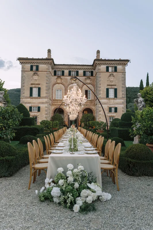 Đám Cưới Vùng Tuscany Giữa Những Cây Bách và Bức Phù Điêu