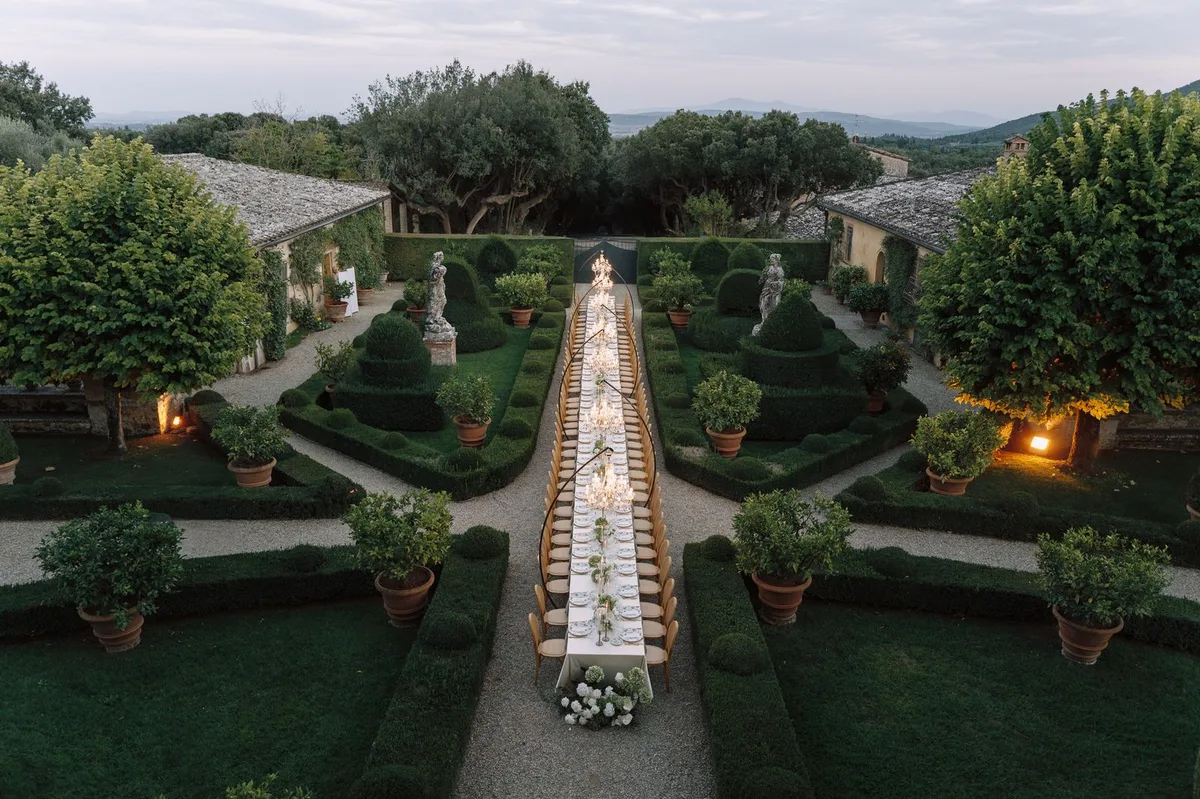 Đám Cưới Vùng Tuscany Giữa Những Cây Bách và Bức Phù Điêu
