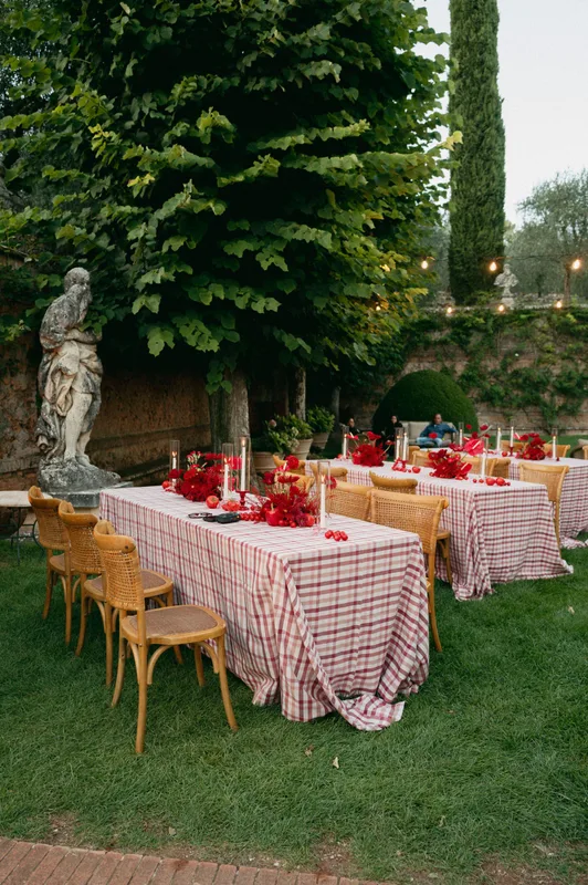 Đám Cưới Vùng Tuscany Giữa Những Cây Bách và Bức Phù Điêu