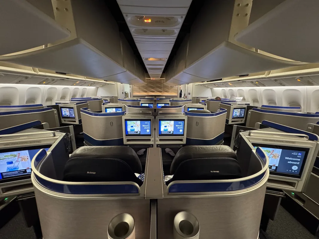 Đánh Giá Hạng Thương Gia United Airlines: Chuyến Bay San Francisco Đến Hong Kong
