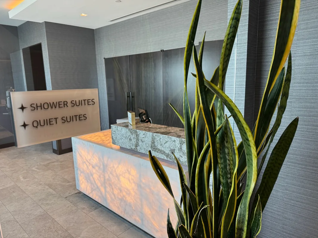 Đánh Giá Lounge United Polaris Tại San Francisco (SFO)