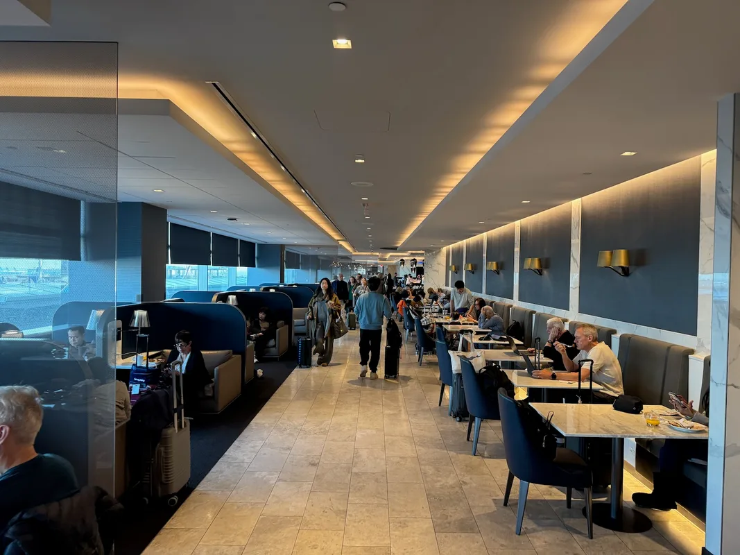 Đánh Giá Lounge United Polaris Tại San Francisco (SFO)