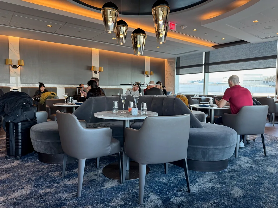 Đánh Giá Lounge United Polaris Tại San Francisco (SFO)