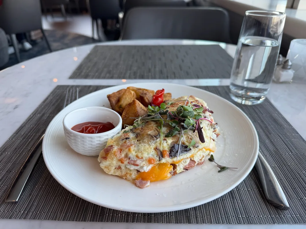 Đánh Giá Lounge United Polaris Tại San Francisco (SFO)