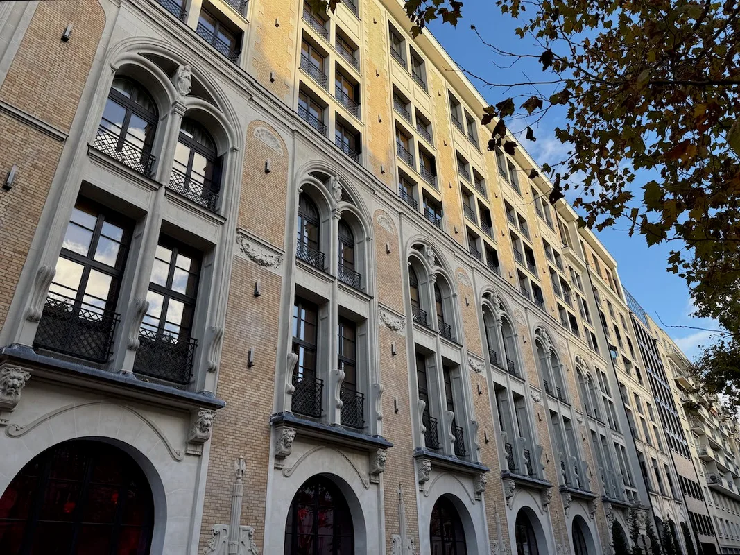 Đánh Giá SAX Paris: Khách Sạn Hilton LXR, Pháp - Quá Chú Trọng Vẻ Bề Ngoài