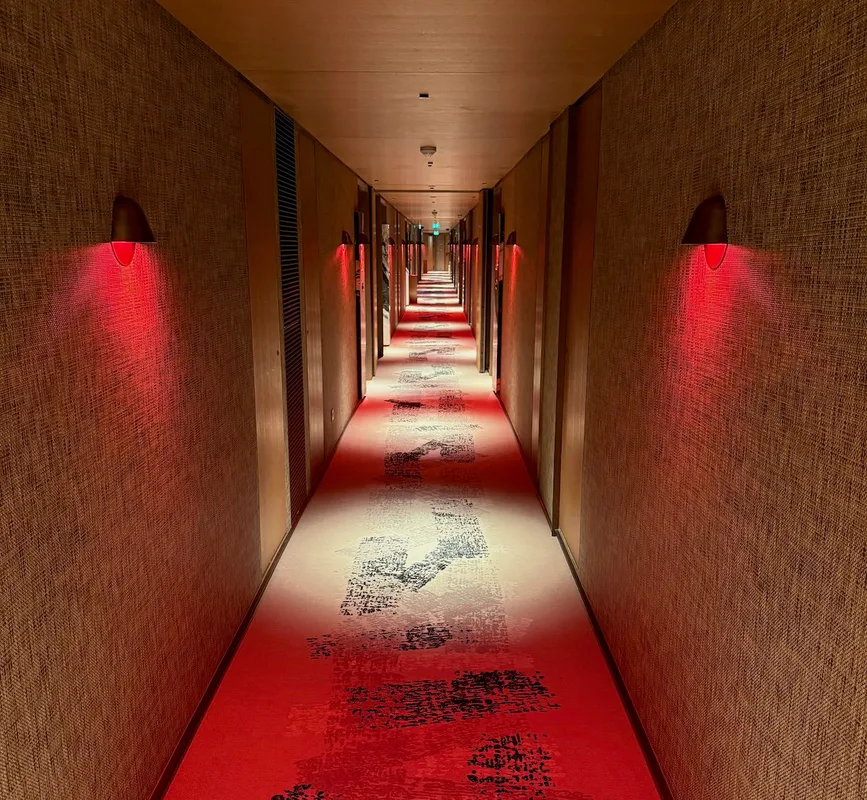 Đánh Giá SAX Paris: Khách Sạn Hilton LXR, Pháp - Quá Chú Trọng Vẻ Bề Ngoài