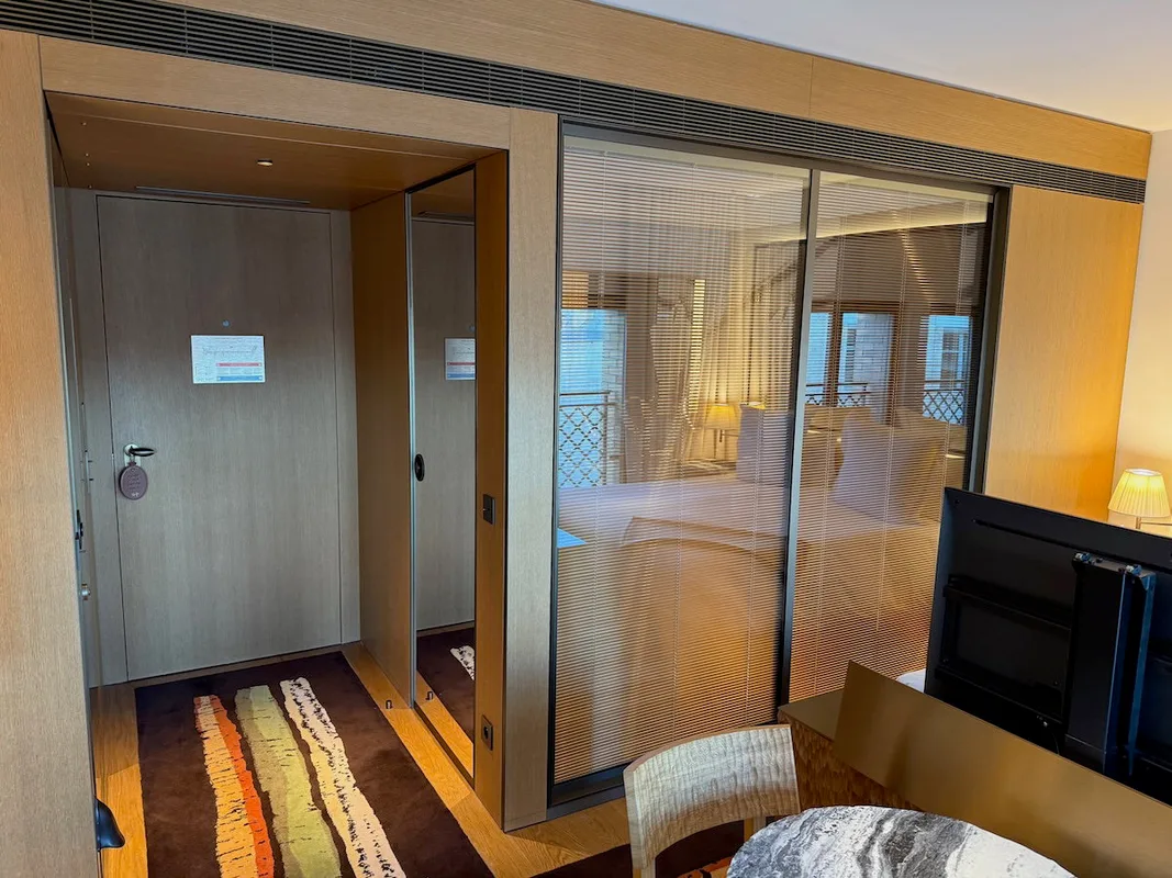 Đánh Giá SAX Paris: Khách Sạn Hilton LXR, Pháp - Quá Chú Trọng Vẻ Bề Ngoài