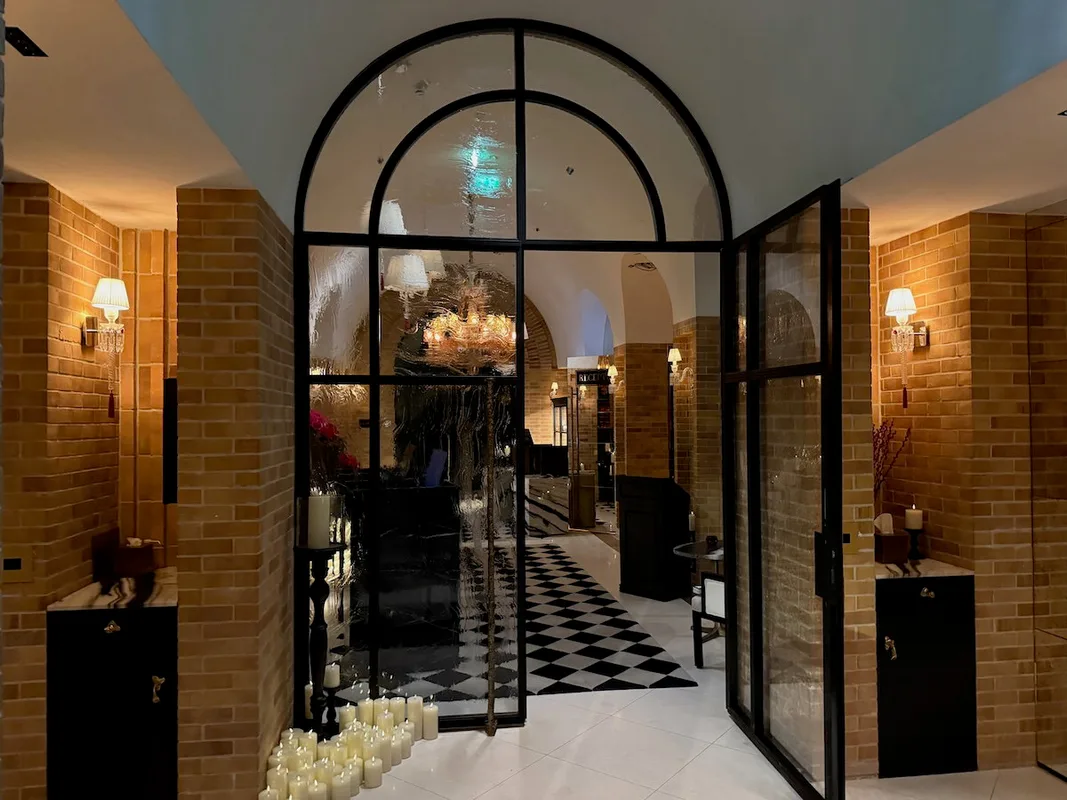 Đánh Giá SAX Paris: Khách Sạn Hilton LXR, Pháp - Quá Chú Trọng Vẻ Bề Ngoài