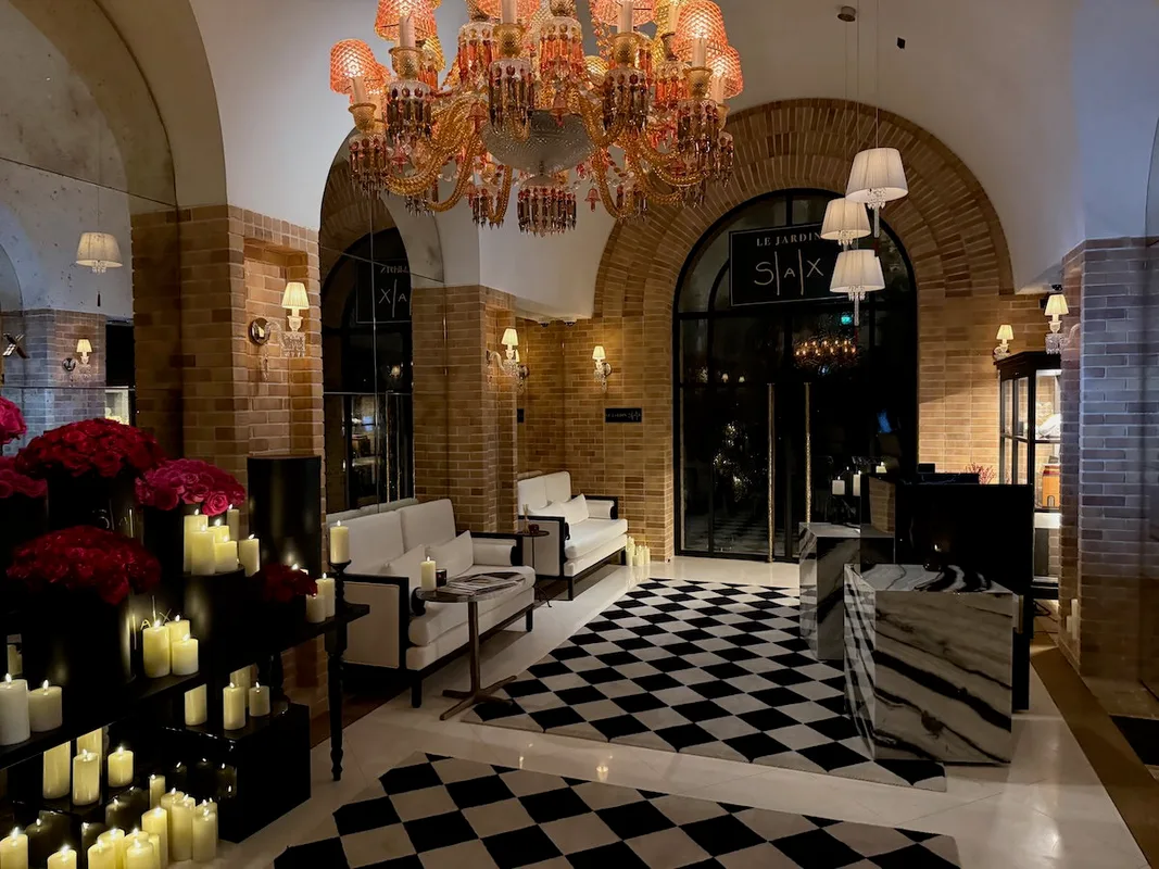 Đánh Giá SAX Paris: Khách Sạn Hilton LXR, Pháp - Quá Chú Trọng Vẻ Bề Ngoài