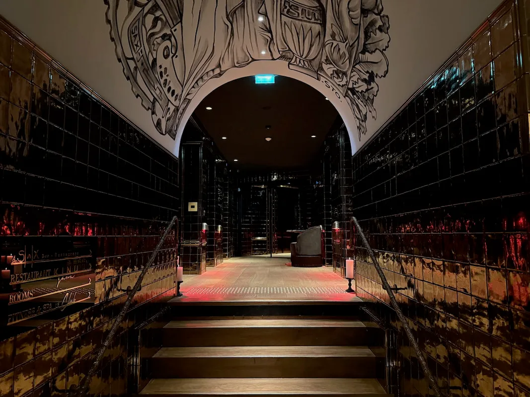 Đánh Giá SAX Paris: Khách Sạn Hilton LXR, Pháp - Quá Chú Trọng Vẻ Bề Ngoài