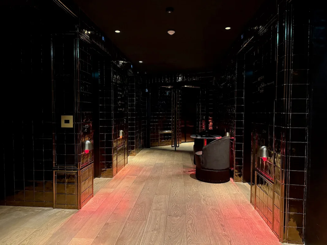 Đánh Giá SAX Paris: Khách Sạn Hilton LXR, Pháp - Quá Chú Trọng Vẻ Bề Ngoài