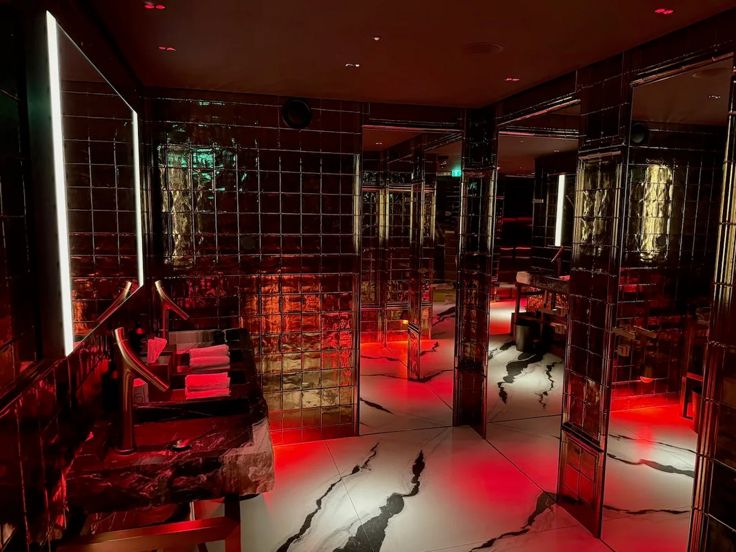 Đánh Giá SAX Paris: Khách Sạn Hilton LXR, Pháp - Quá Chú Trọng Vẻ Bề Ngoài