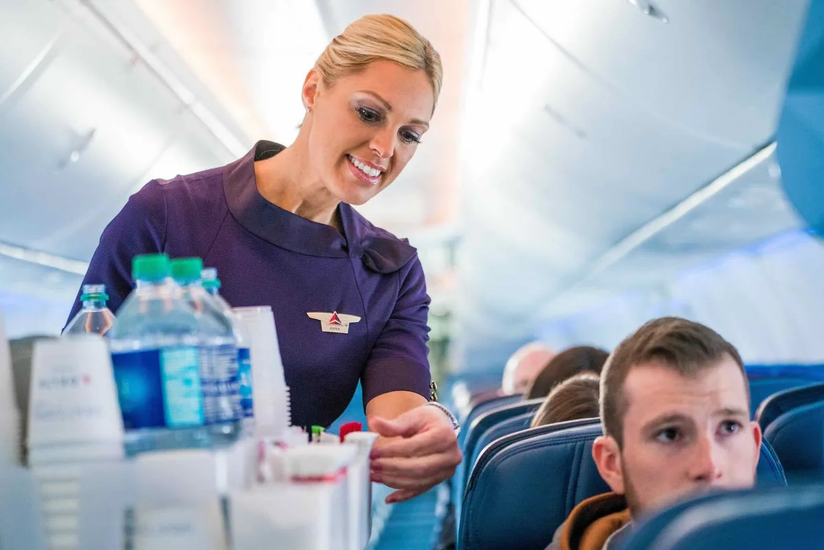 Delta Air Lines: Cắt Dịch Vụ Thức Uống Trên Nhiều Chuyến Bay Ngắn Hơn