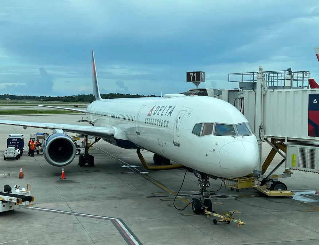 Delta Air Lines Tăng Lương 4% Cho Nhân Viên Không Có Liên Đoàn: Cách Tạo Động Lực Mới