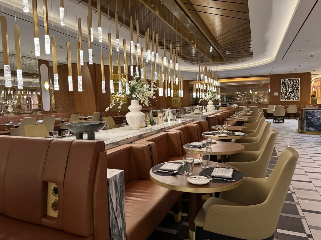 Delta One Lounge Tại JFK: Chuyện Tipping Kỳ Quặc