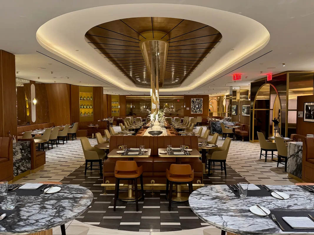 Delta One Lounge Tại JFK: Chuyện Tipping Kỳ Quặc
