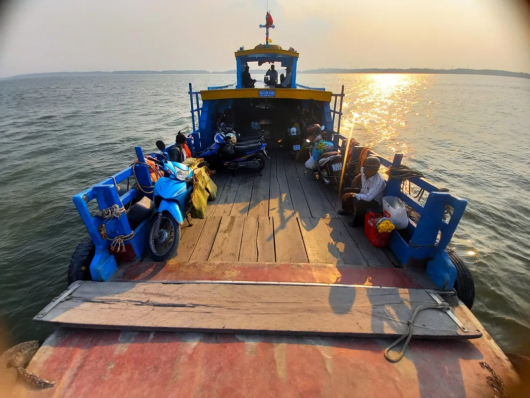 Đi Thuyền Gió Mát Trên Địa Phận Ngã Ba Sông Sài Gòn