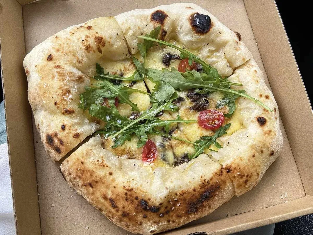 FiftyFifty Pizza Coffee: Khám Phá Pizza Neapolitan Giá Tốt Tại Kuala Lumpur