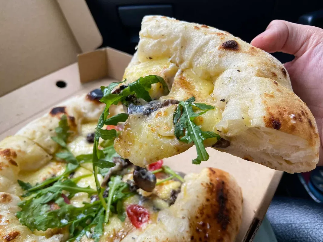 FiftyFifty Pizza Coffee: Khám Phá Pizza Neapolitan Giá Tốt Tại Kuala Lumpur
